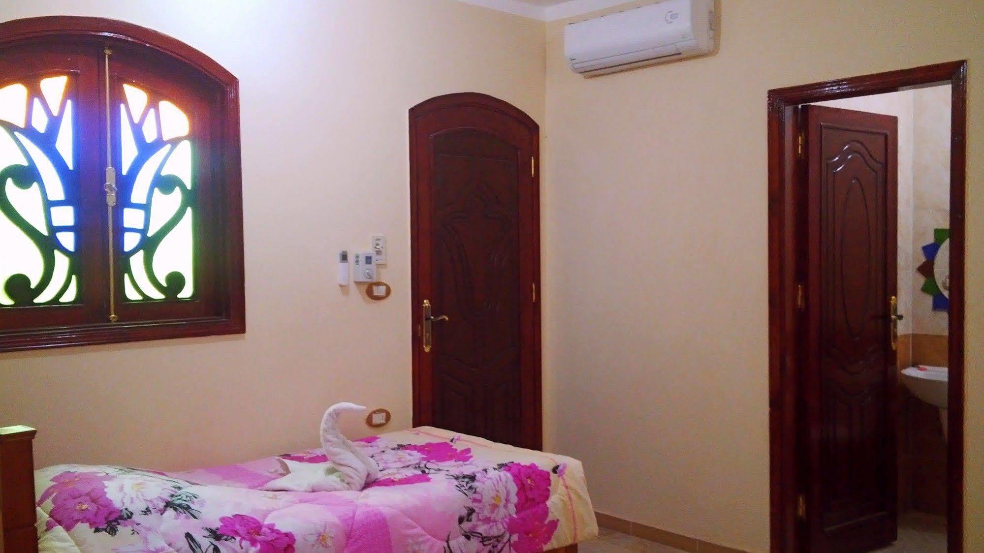 Pyramids Luxor Hotel & Spa Екстериор снимка